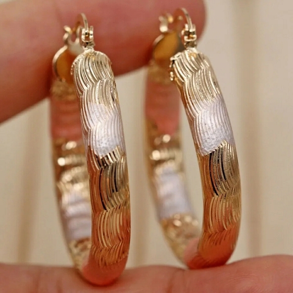 Women's Minimal Small Hoop - Picture 2 of 4